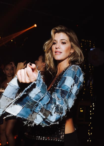 Mery del Cerro llevó un chaleco con tachas y mangas de jean estilo patchwork.