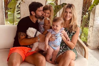 Mery del Cerro y Meme Bouquet junto a sus dos hijas, Mila y Cala