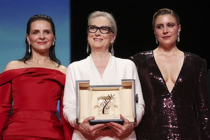 Meryl Streep sostiene su galardón rodeada por Juliette Binoche y Greta Gerwig