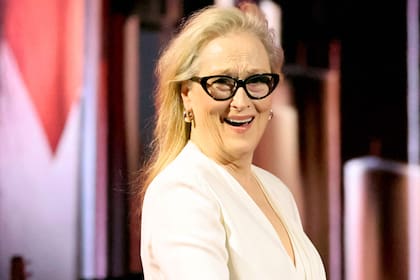 Meryl Streep trabajó con Cher en el film de 1983, Silkwood. "¿Saben que Cher ha tenido un hit en los primeros puestos de los rankings en cada una de las últimas siete décadas?", expresó la actriz ganadora del Oscar antes de presentarla y entregarle el premio Icon. "Ella es la única mujer en la historia de los Estados Unidos que ha hecho eso", sumó