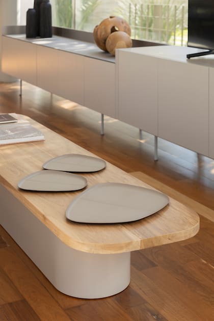 Mesa baja con base laqueada (Sherwin-Williams) y tapa de petiribí macizo. Bandejas de cuero (Andy Forn Casa).