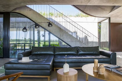 Mesa compacta circular enchapada en madera (Regio). Floreros hechos a partir de hongos (Pilar Urruti Studio).