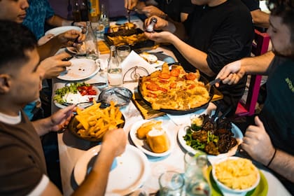Mesa compartida con platos abundantes