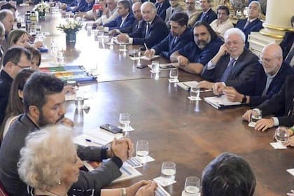 Se disolvió la Mesa contra el Hambre y Juan José Campanella reaccionó en Twitter