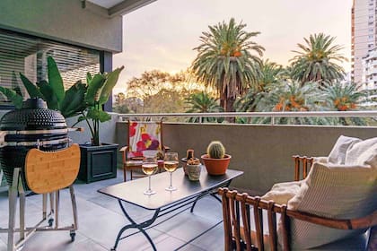 Mesa de centro y silla de la casa anterior. Sillón (Desde Asia). Manta tejida (Mapuche Hecho a Mano). Parrilla portátil (Kamado Argentino). Piso (Barugel). Revestimiento de pared (Tarquini).