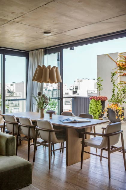 Mesa de comedor (Diseño Humano) con sillas (Nosten). Luz colgante (Weplight).
