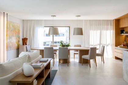 Mesa de comedor, sillas y mueble de apoyo diseñados por Urbano Estudio. Piso Portobello ‘Berliner Weiss’.