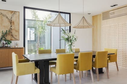 Mesa de comedor y sillas con apoyabrazos (Melazza). Lámparas de techo (Aurora House).