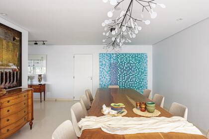Mesa de lapacho y sillas enteladas (todo de Crudo Home by Decocool Hunter)