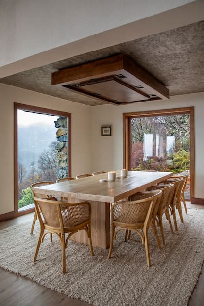 Mesa de lenga con laca (Design Lovers), sillas (DeSillas.com) y alfombra de lana (Tienda de Costumbres). Para iluminar, plafón de madera con spots embutidos. Velas (George Home Couture). El paisajismo estuvo a cargo de Karina Querejeta.