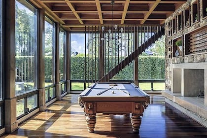 Mesa de pool, chimenea y mucha iluminación; los principales atractivos de la sala de estar