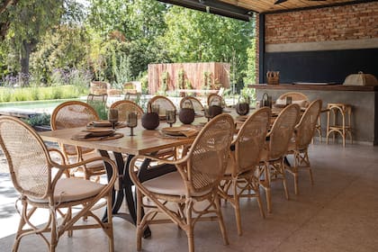 Mesa de roble de 3,5m, sillas y banquetas (Compañía Nativa). Piso ‘Granza Ivory Out’ (Vite).
