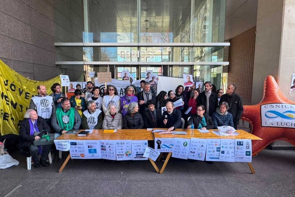 Mesa de voceros durante la última marcha de científicos, en pedido de la prórroga de 375 becas posdoctorales de aspirantes a la Carrera del Investigador