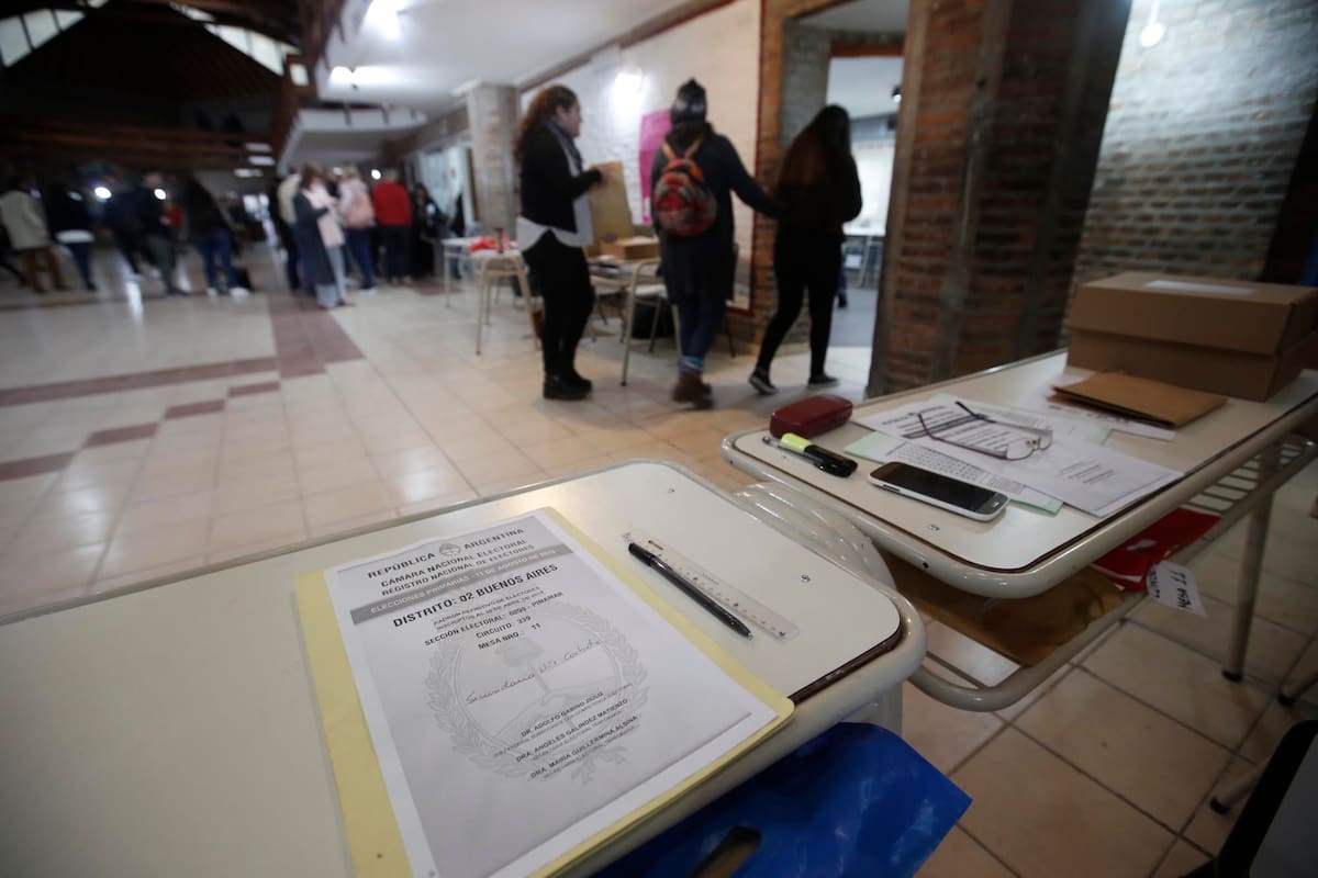 Mesa de votación en las elecciones Paso 2019