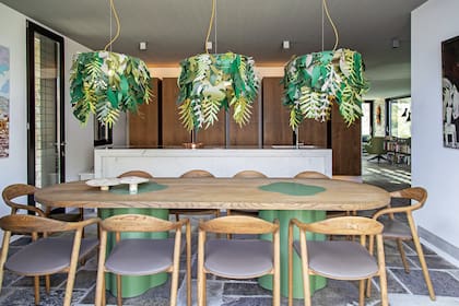 Mesa diseñada por Katerina Veremi Xynogala, responsable de la reforma. Sillas ‘neva’ (Artisan) y trío de lámparas ‘amazzonio’ (Mogg, Italia) con estructura de hierro y pantalla de papel laminado.