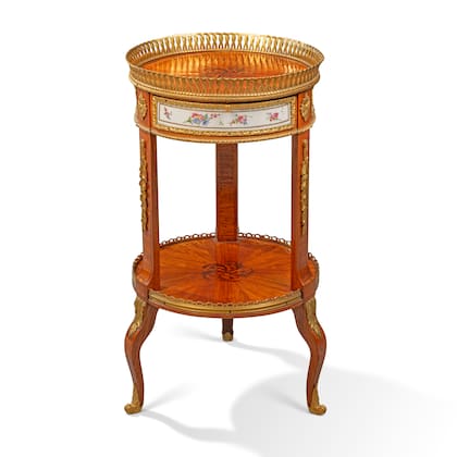 Mesa en chiffonnière Luis XVI de porcelana de Sèvres, palo de rosa, palo de violeta y marquetería de testa, con monturas de bronce dorado de Martin Carlin, hacia 1771-76. Estimación: £150.000-200.000