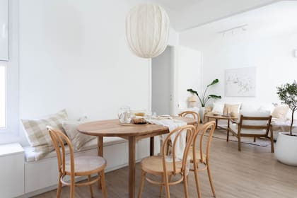 Mesa en madera de zoita (Yügen). Camino (Philomena Home). Platos de cerámica (Espacio Rumbita). Sillas ‘Thonet 18’ restauradas (Muebles Raquel Thonet y Deco). Lámpara colgante de gasa endurecida (El Postigo).