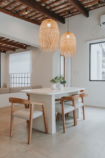 Mesa personalizada (Estudio Fara) com cadeiras 'Margarita' (Ceiba Home) com moldura petiribí. Candeeiros de teto (Ráfia Home Deco).