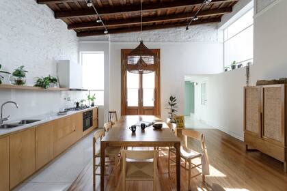 Mesa (Laboratorio de Objetos). Sillas (Broca Muebles). Despensa (Carola Mauer). El piso combina madera (Mazzei Maderas) y terrazo (Pimux); entre ambos materiales se colocó una varilla de bronce.