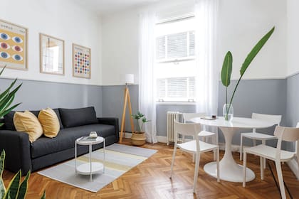 Mesa (Muebles Online). Sillas (MRB Equipamientos). Sillón (Muebles Oasis). Cortinas (La Déco Privée).