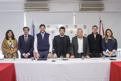 Mesa Nacional de la UCR y los gobernadores Carlos Sadir, Maximiliano Pullaro, Alfredo Cornejo y Leandro Zdero