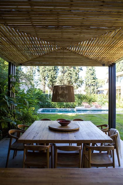 Mesa (Poltrona Home). Pantalla colgante (Tribu y Magia)