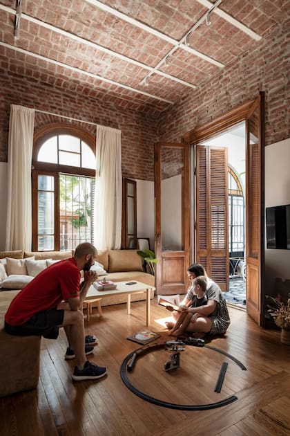 Mesa ratona en madera de caroba maciza, hecha por la arquitecta en el taller de ebanistería de Becca Estudio.
