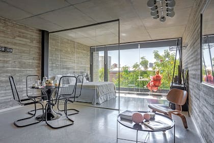 Mesa ‘Tulip’ y mesa baja con tapa de chapa (Mercado Libre).