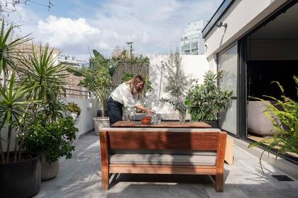 Mesa y camastros ‘Santa Teresita’ y tacos ‘Álamo’ (todo de La Base). Muchas de las plantas vinieron de su departamento anterior, pero sumaron un cantero aromático, con jazmines y un romero.