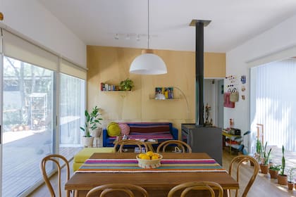 Mesa y sillón vintage (Soy Mi Casa). Sillas ‘Thonet’, compradas a un coleccionista. Aguayos traídos de viajes. En uno de los estantes, obra ‘Las Cholas’ de Eugenia Mendoza, que también vive en el Delta.