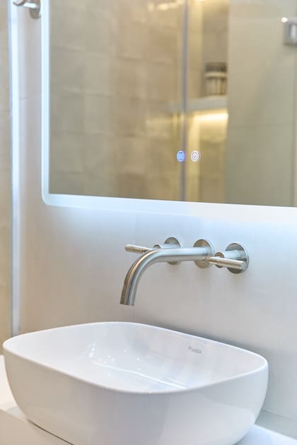 Mesada (Blanco Cana). Grifería (Peirano Beat) y bacha (Piazza A426). Vanitory laqueado (color Blanco Natural, Alba).