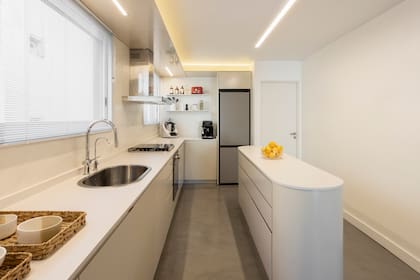 Mesada 'Blanco Norte Suede' (Italmarmi), bacha 'Curve Si77 A' (Johnson Acero), grifería 'M54 Talis' (Hansgrohe por Folk Designer).
