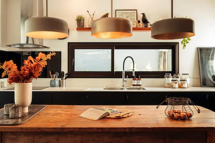 Mesada de Dekton 'Zenith'. Estante volado de pinotea cargado de recuerdos.