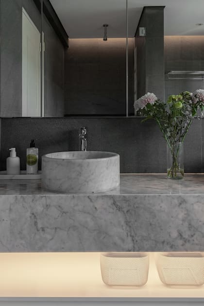 Mesada de mármol de Carrara (De Stefano). Grifería de Hansgrohe.