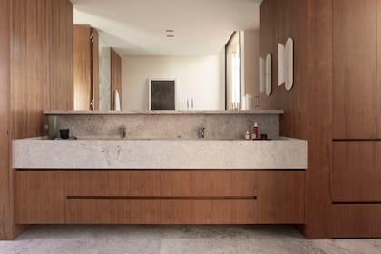 Mesada de mármol ‘Tundra Grey’ con grifería (Hansgrohe). Aplique de pared ‘Le Chori’ (La Feliz).