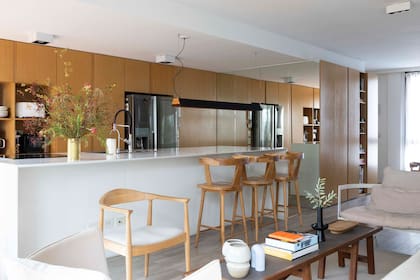 Mesada de Silestone blanco (Canteras del Mundo) colocada por Marmolería Bustamante y bajoisla laqueado en blanco.