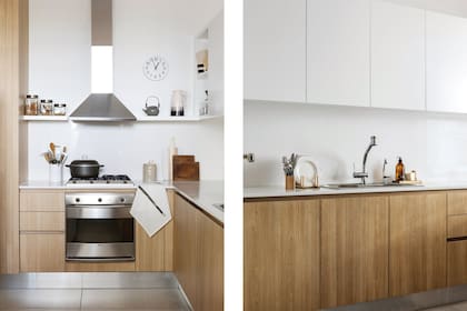 Estantes y alacenas colgantes laqueadas (De otro tiempo), mesada de Silestone, horno, anafe y campana de acero inoxidable (todo de Smeg). Bacha (Johnson Acero).