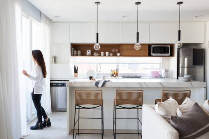 Mesada en Dekton ‘Aura’ (Marmolería Cavatori). Banquetas de cordón color yute y lámparas colgantes (Ikon Lamps).