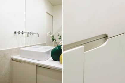 Mesada en Purastone ‘Blanco Paloma’ (GL Mármoles). Bajomesada laqueado en ‘Panda White’ (Sherwin Williams), mismo tono que la pared. Porcelanato ‘Crema Marfil’ pulido (Vite).
