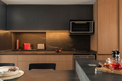 Mesada ‘Kelya’ (Dekton) en tono negro veteado. Grifería ‘Epuyén’ en negro (FV).