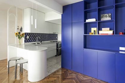 Mesada (Silestone Miami White). Piso de terrazo (Quadri)