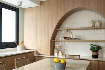 Mesada ‘White Storm’ (Silestone) y plafones cuadrados metálicos modelo ‘Antón’