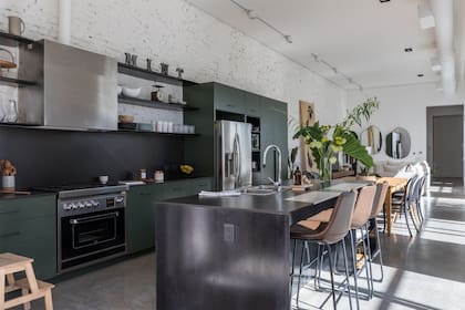 Mesadas de isla, cocina y alzada en Neolith gris ‘Calatorao’ (San Jorge Sur). Grifería (FV). Bacha (Johnson). Banquetas (Landmark). Orden de cocina por Ingrid Hajnal (The Organization Wiz). Campana (TST).