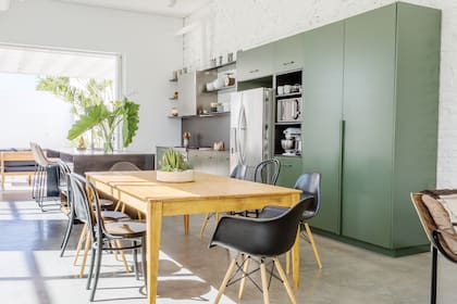 Mesadas de isla, cocina y alzada en Neolith gris ‘Calatorao’ (San Jorge Sur). Campana (TST). Mesa de comedor (Net Muebles) con sillas Thonet restauradas.