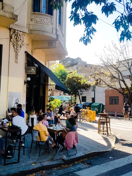 Mesas al aire libre y una esquina plena de sol, la propuesta de Lutero para encarar la tarde desde temprano.