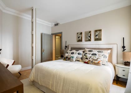 Mesas de noche y almohadones (Casa Ceiba x Torino & Frugoni). Por encima del respaldo de cama, obras de Arantxa Hergueta Garnica.