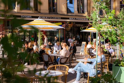 Mesas de un café en el centro de la ciudad en pleno verano