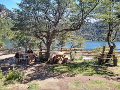 Mesas exteriores con vista a la laguna