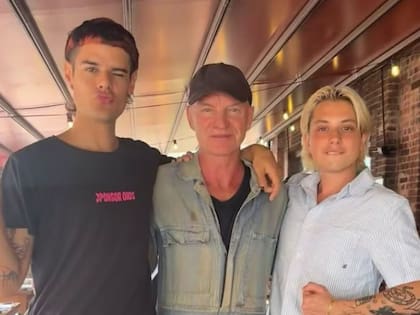 Meses antes del lanzamiento del nuevo disco ya habían salido a la luz fotos del artista inglés junto a Ca7riel y Paco Amoroso