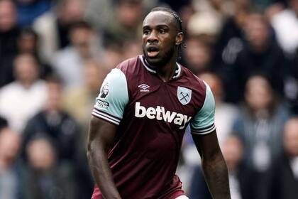 Meses después de un accidente automovilístico casi fatal, Michail Antonio deja West Ham